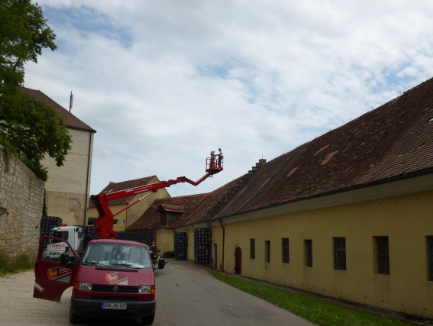 Dachsanierung mit Hubsteiger am Bestandsgebäude