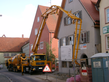 Autobetonpumpe im Einsatz in der Altstadt